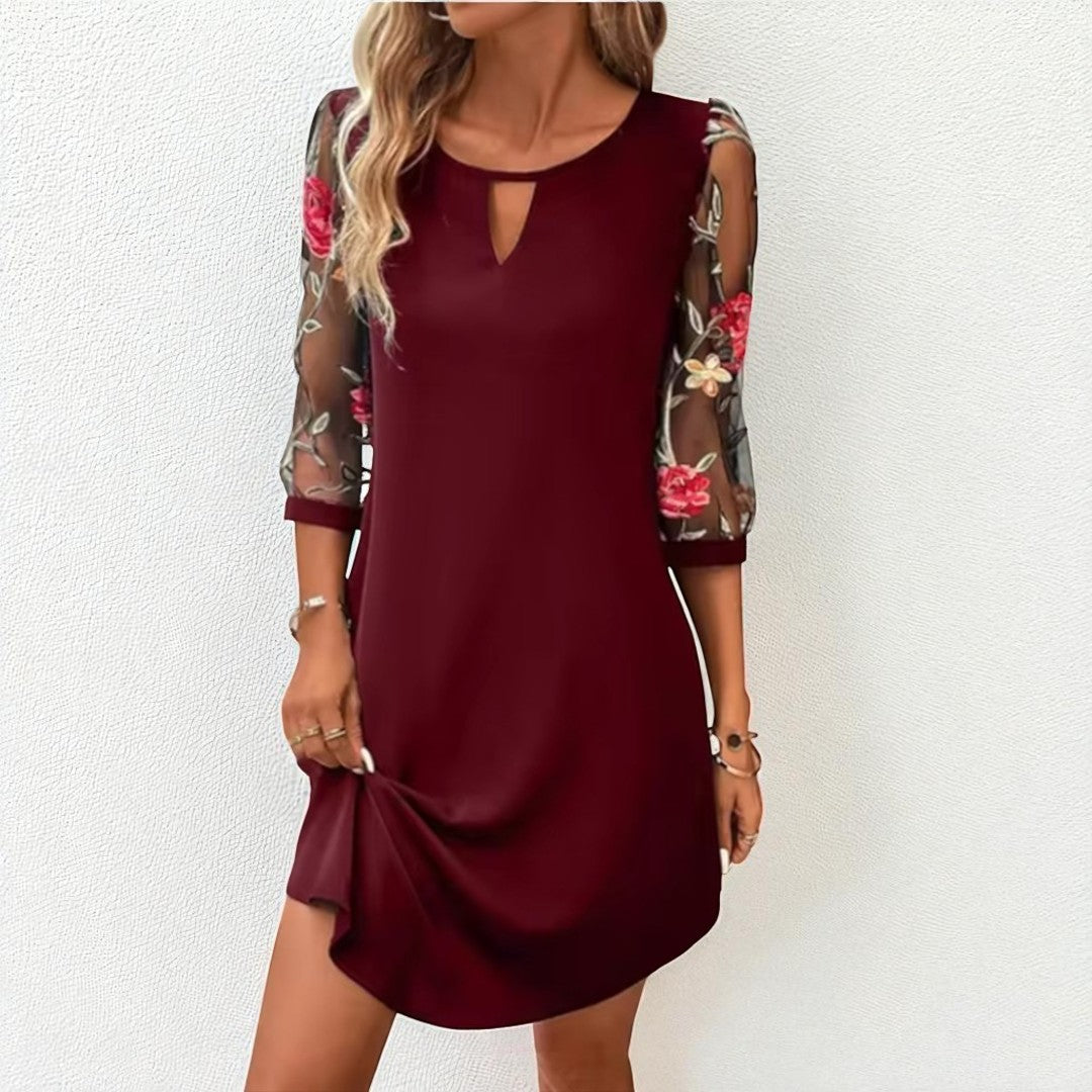 Diana Bordeaux™ | Elegancka mini sukienka z dekoltem w kształcie V i przezroczystymi rękawami
