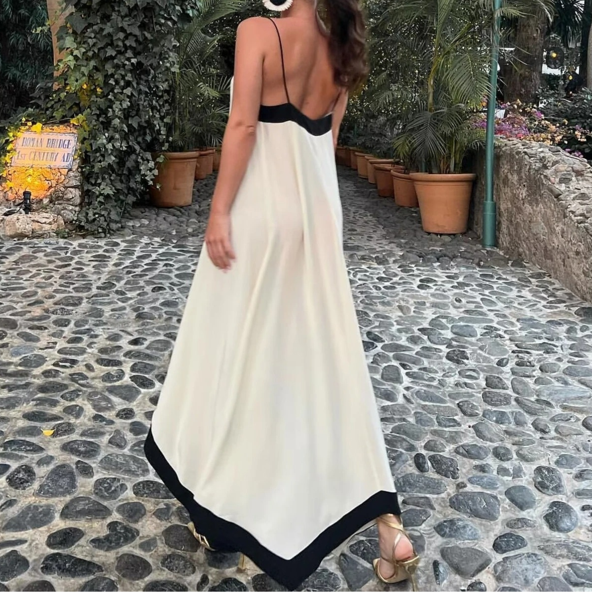 Melanie – Sukienka letnia | Damska | Dekolt w serek, regulowane ramiączka, czarne detale | Luźny fason | Elegancki wygląd | IVY&CO