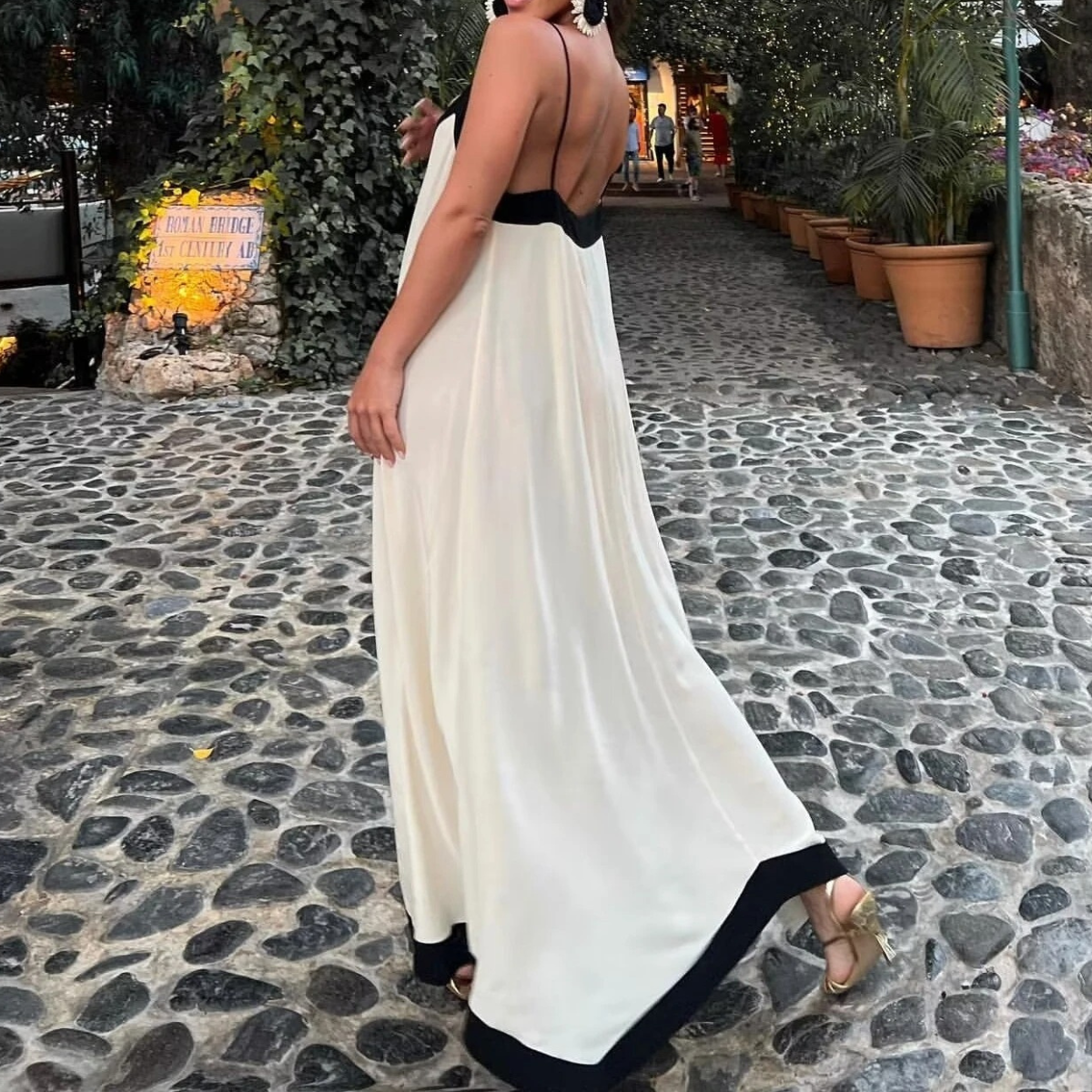 Melanie – Sukienka letnia | Damska | Dekolt w serek, regulowane ramiączka, czarne detale | Luźny fason | Elegancki wygląd | IVY&CO